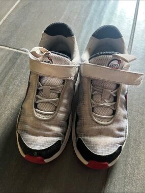 Nike Kids Sneakers in White, Black and Red